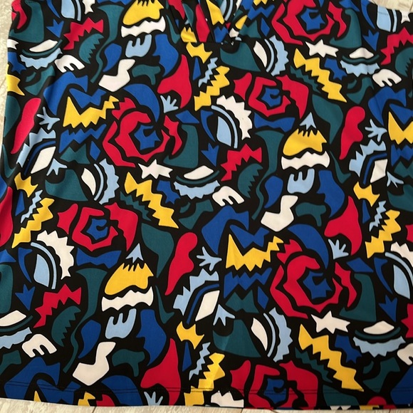 Anne Klein V-Neck Sleeveless Top Med. Abstract multicolored design. - Picture 9 of 9